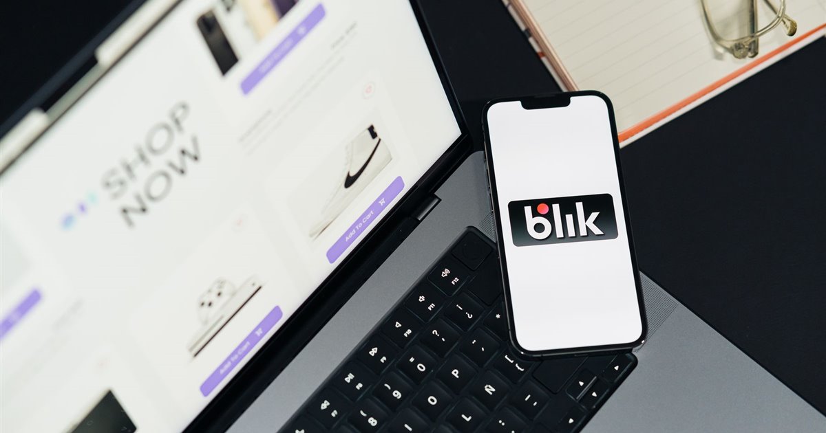 Sklep internetowy wyświetlany na laptopie i telefonie
