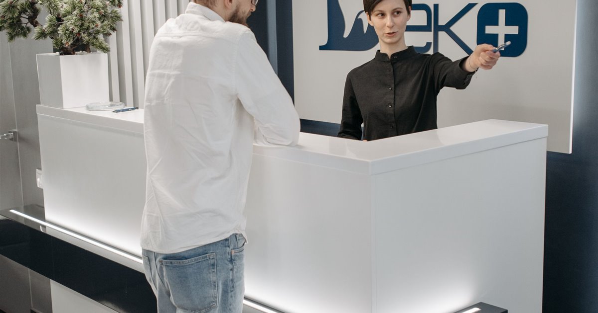 Pacjentka podczas rejestracji w nowoczesnym gabinecie